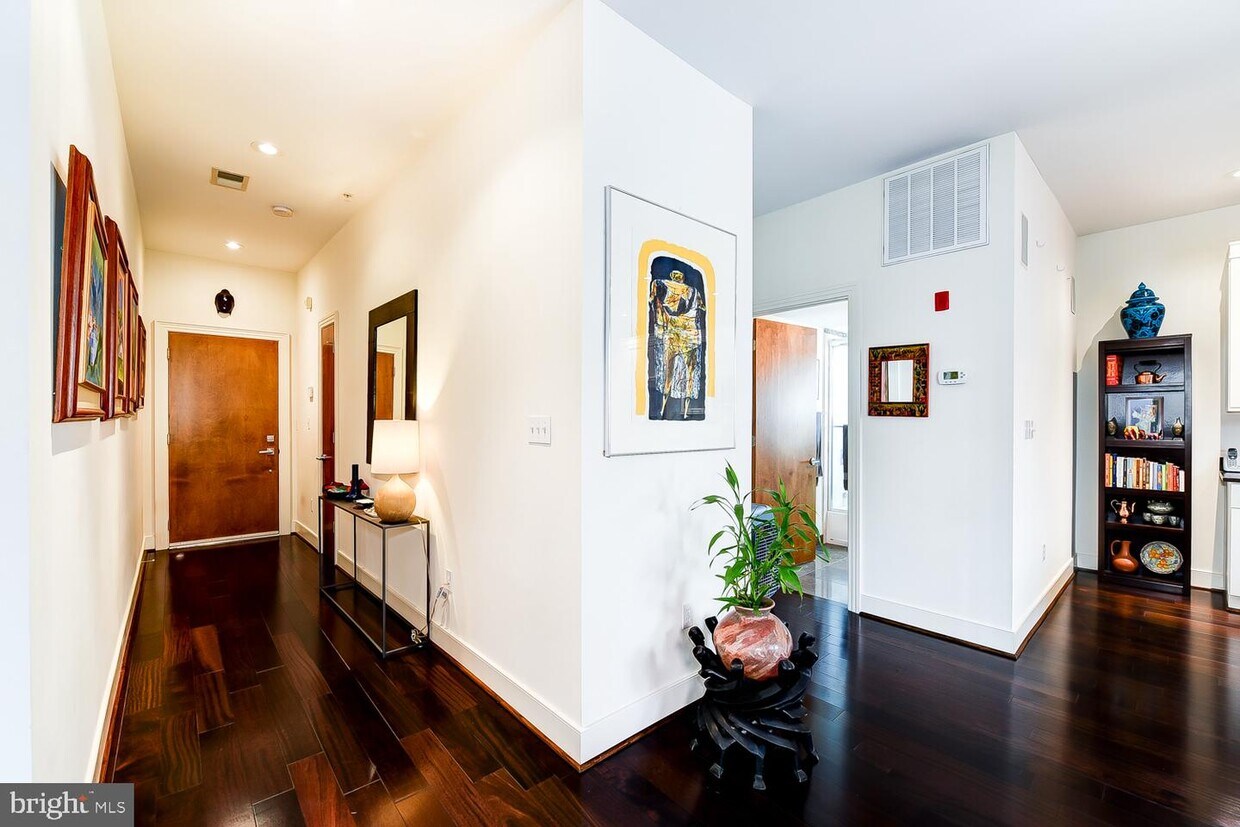 Foto principal - 2360 Champlain St NW