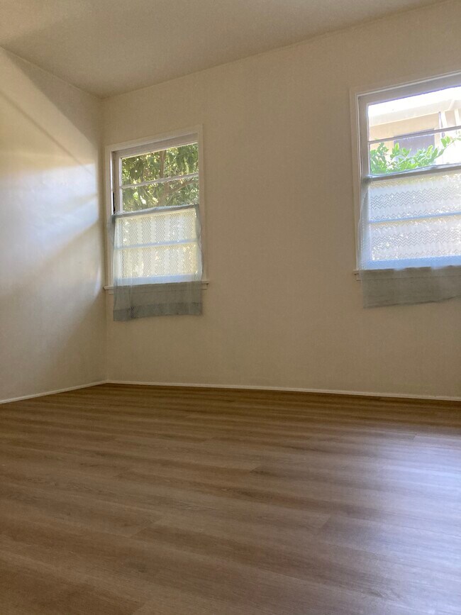 Bedroom windows facing westside - 4735 Beverly Blvd