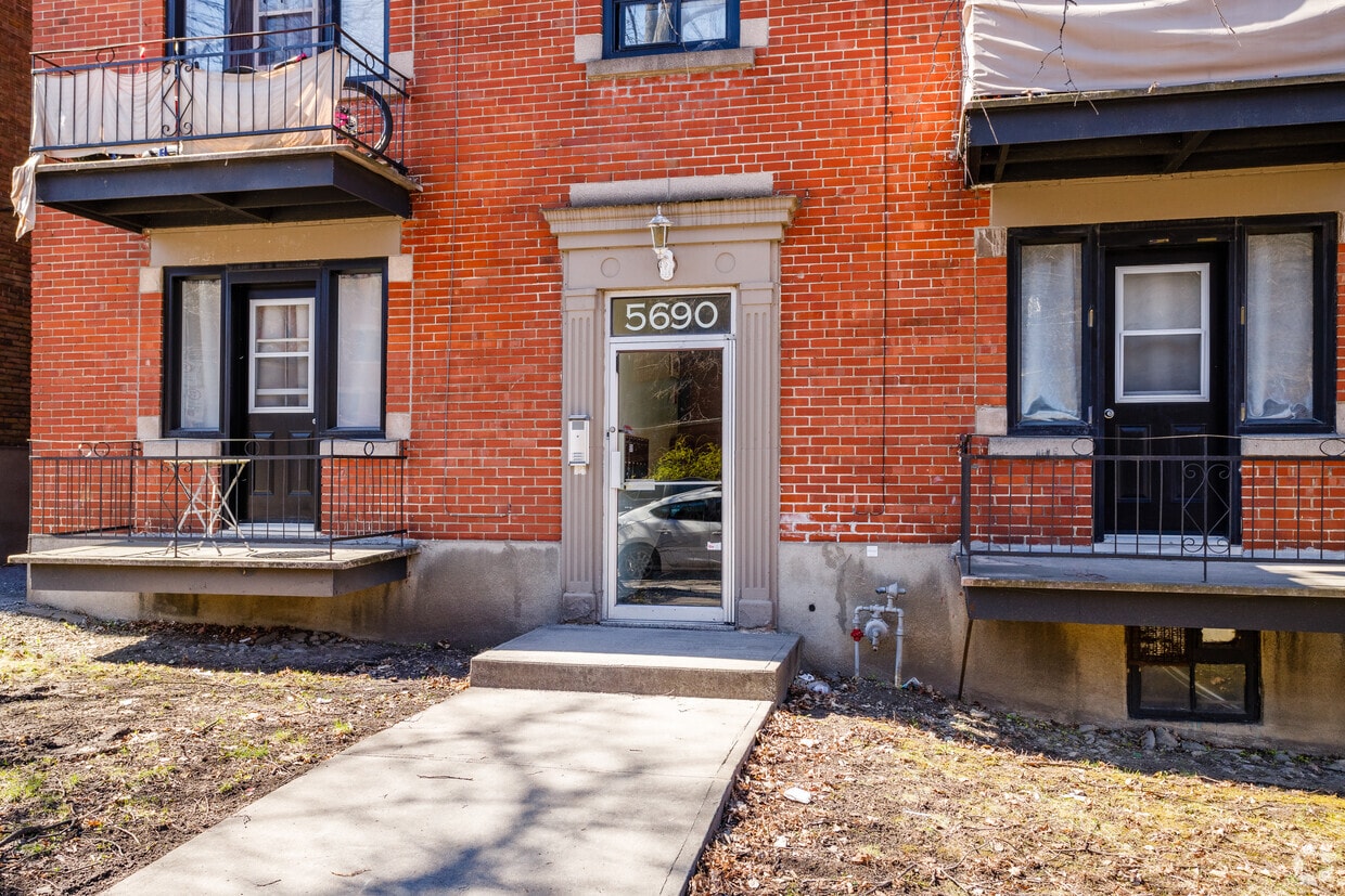 Building Photo - 5690 Av Gatineau