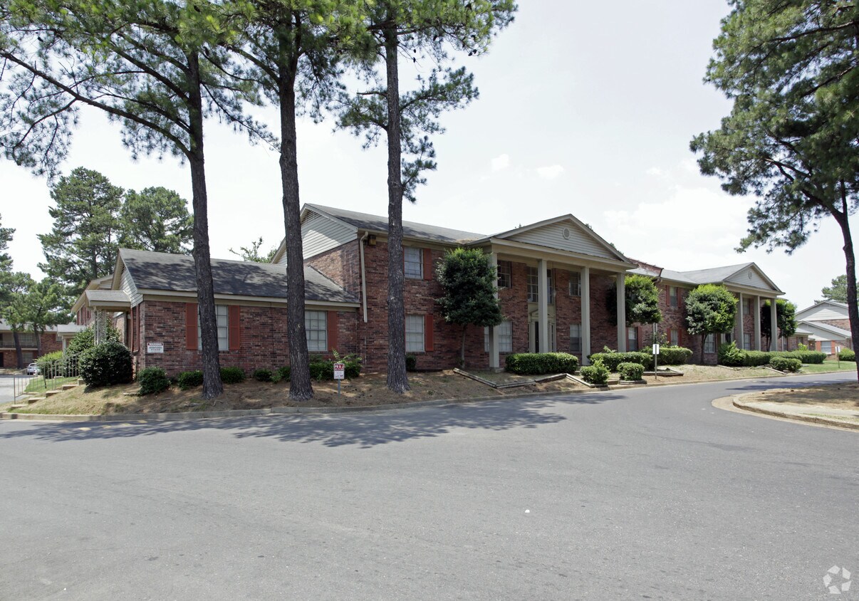Camelot Manor Apartments in Memphis, TN