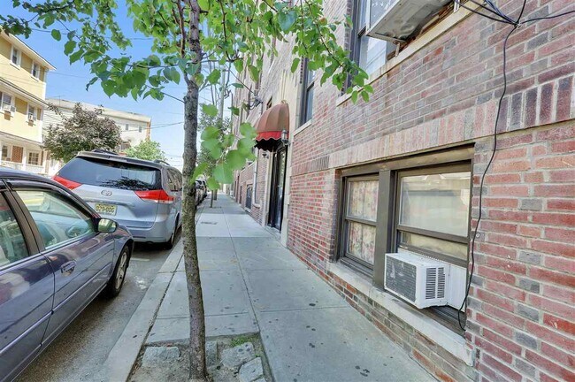 Building Photo - 527-529-529 34th St