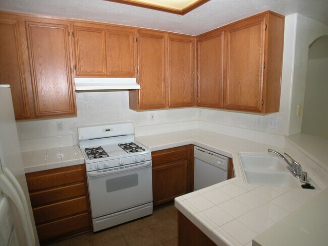 Building Photo - WOW! 2 bedroom, 2 bath Townhome in Capri!