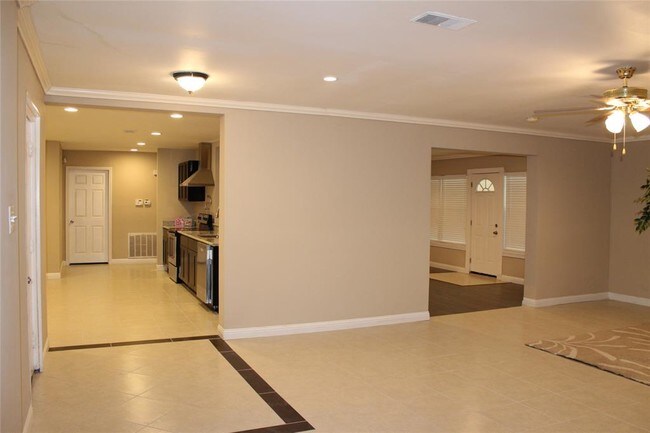 Building Photo - 9306 Lugary Dr
