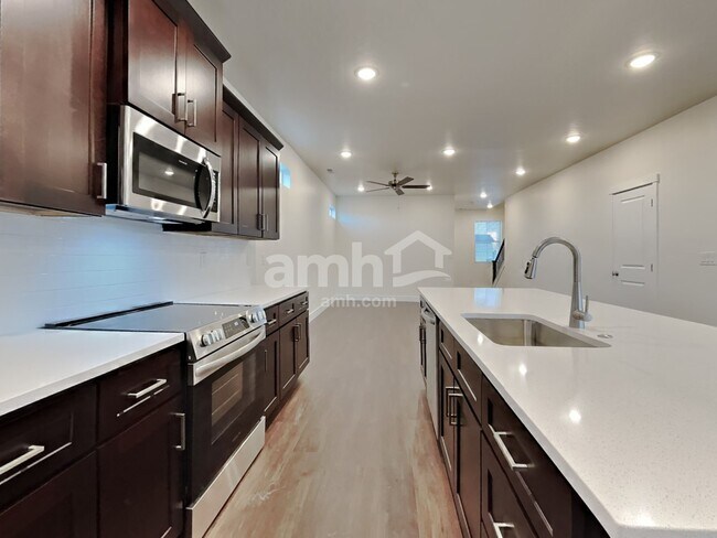 Foto del edificio - 1558 N Garnet Creek Ave