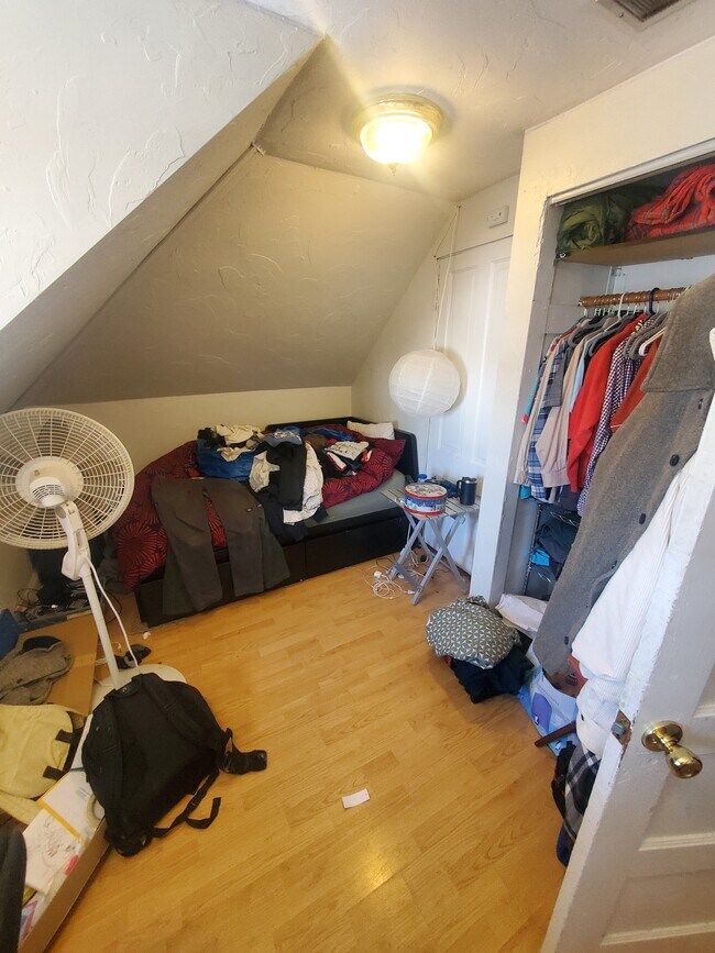 Building Photo - Cozy 3BED/1BATH Eastside 3rd Floor Unit