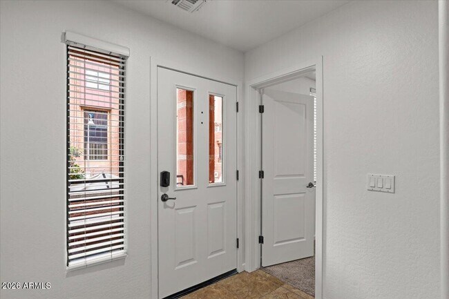 Foto del edificio - 330 S Farmer Ave