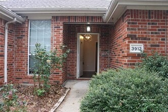 Building Photo - 3912 Chelsea Dr