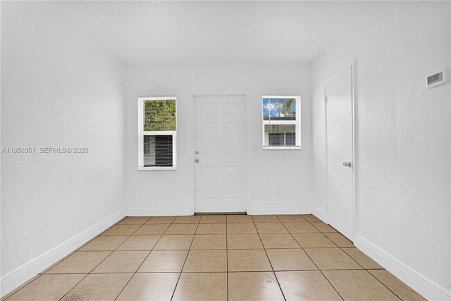 Building Photo - 1960 SW 41st Ave