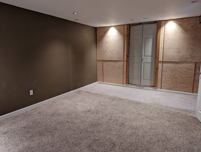 Building Photo - Large 4 bed/2 bath Orchards house - pet-fr...