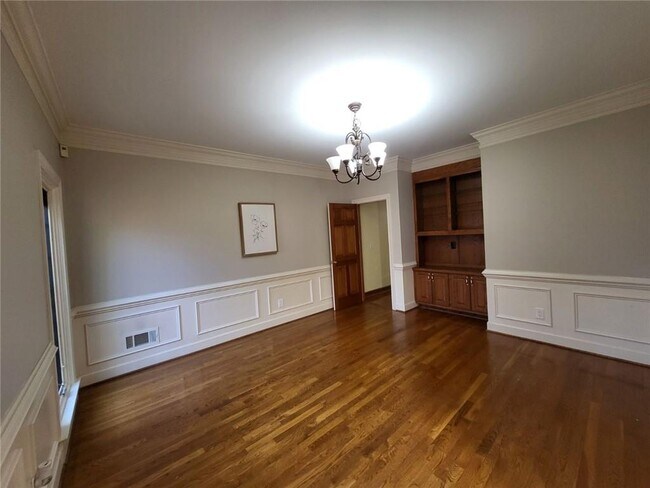 Foto del edificio - 2438 Kings Ct NE