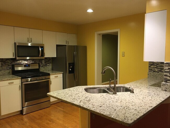 Foto del edificio - Spacious 3 BR/3.5 BA Townhome in Rockville!