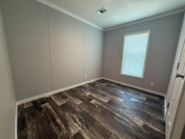 Building Photo - 4901 N Vaughn Rd