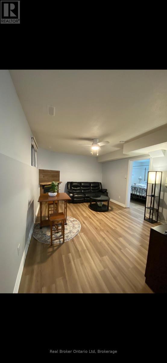 Photo du bâtiment - 1819 Old Second Rd S