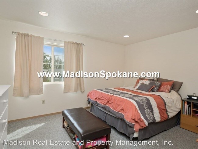 Building Photo - 4 br, 3 bath House - 3005 E. 33rd Ave.