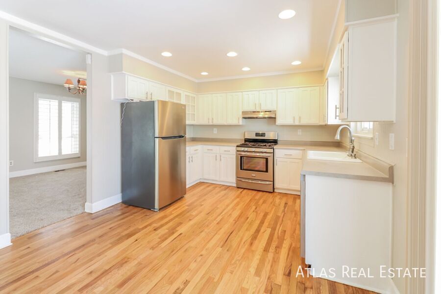 Foto principal - Coming SOON!!! Spacious 4-Bedroom Home in ...