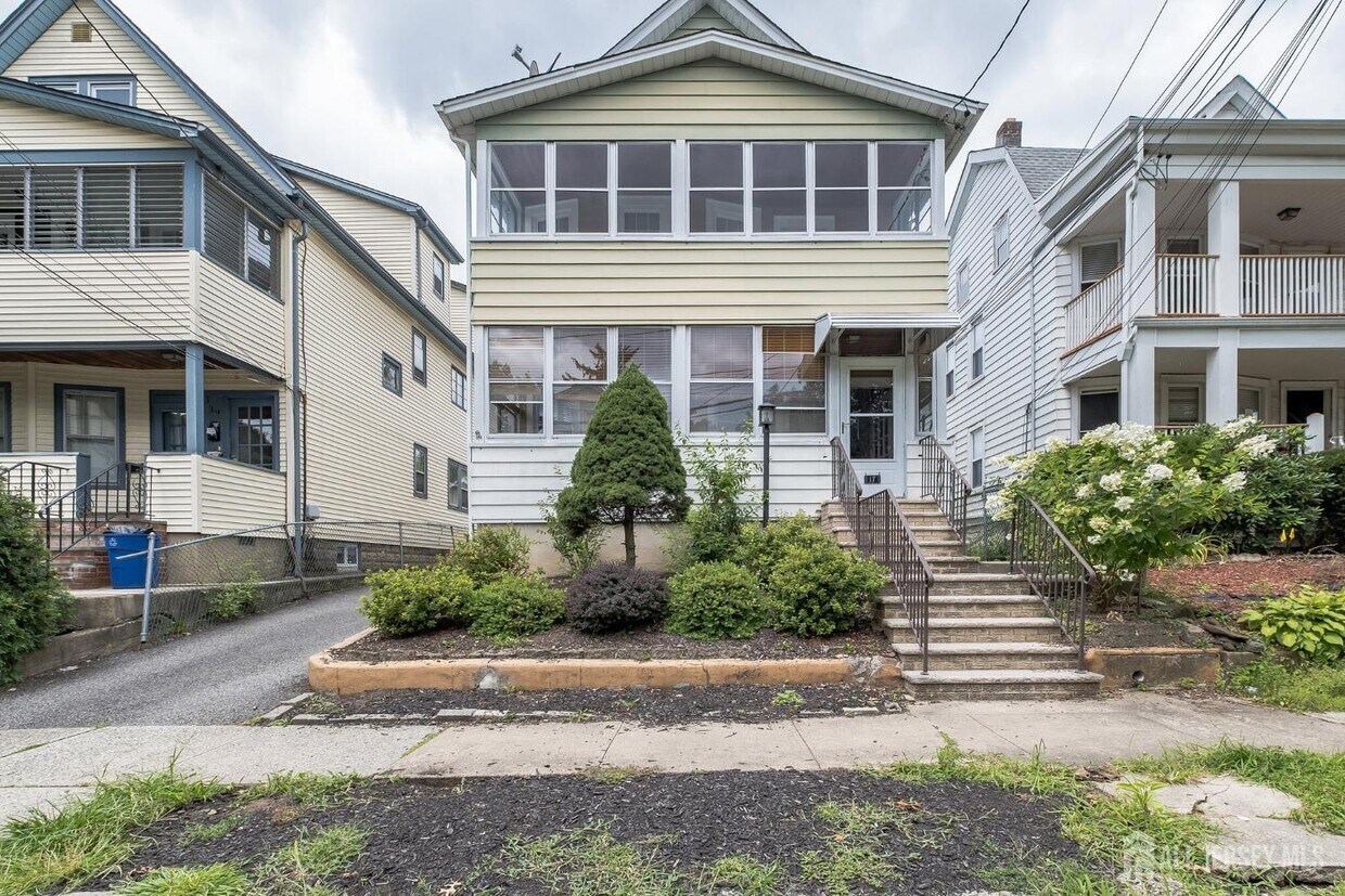 Primary Photo - 17 Chapman St