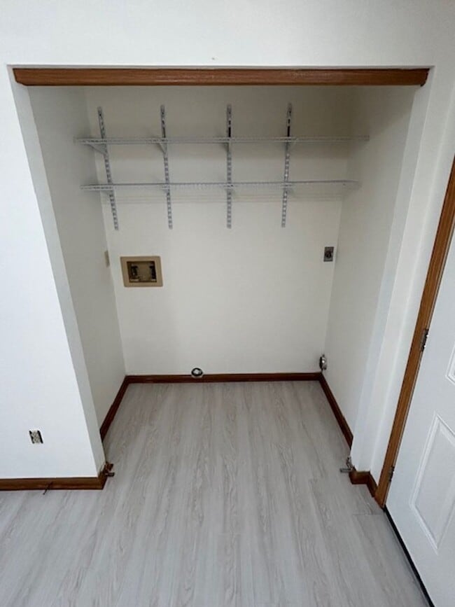 Building Photo - Updated 2 Bedroom and 1.5 Bath Townhome - ...