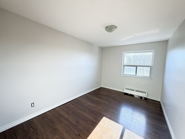 Building Photo - 20 Bradmon Dr