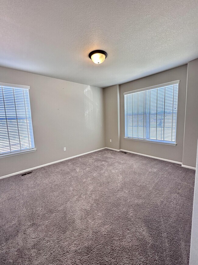 Building Photo - 933 Ponderosa Dr