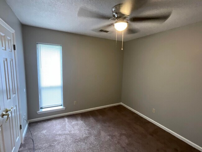 Building Photo - 115 Colonial Dr