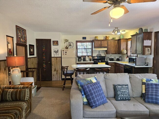 Building Photo - Furnished Cabin Close to Midtown