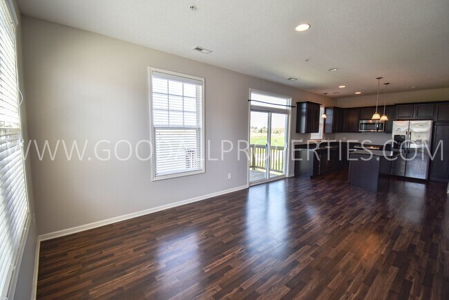 Foto del edificio - 2 Bedroom 2.5 Bath end unit Townhome in West Des Moines with attached garage