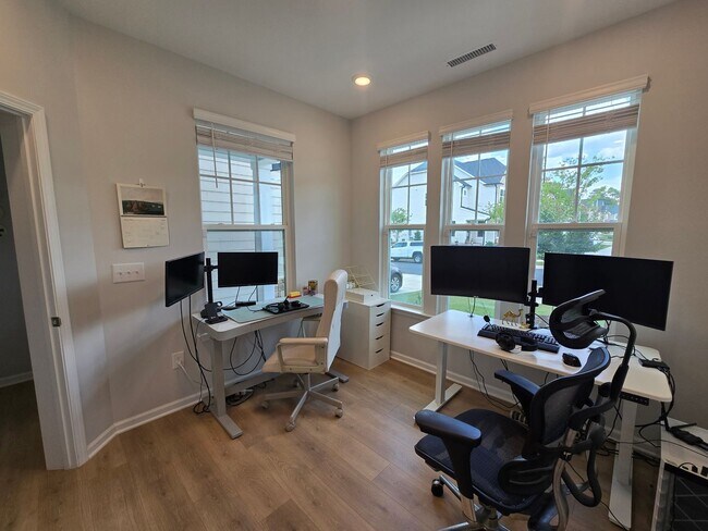 Foto del edificio - 5 Bedrooms! Stunning 5BR/4BA North Ridge P...