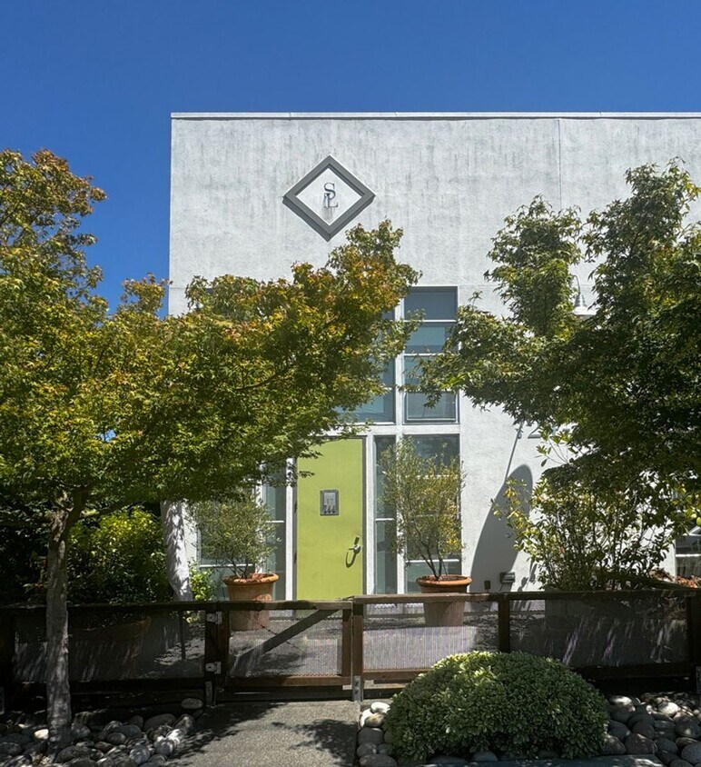 Primary Photo - Updated 1bd/2ba Loft Close to Downtown Son...