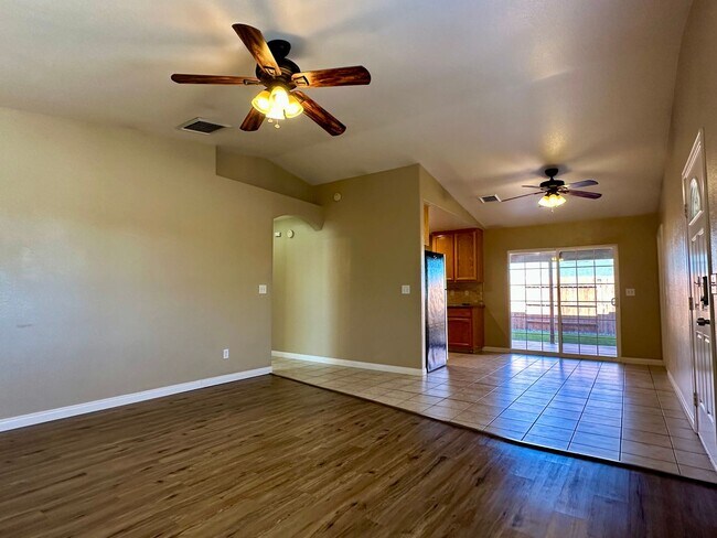 Foto del edificio - AVAILABLE NOW!!