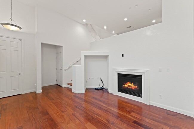Building Photo - CONVENIENT & LUXURIOUS TOWNHOME BEAUTIFULL...