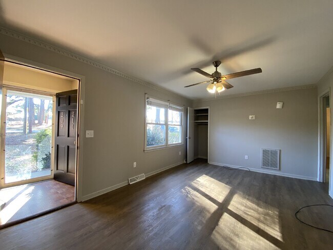 Building Photo - 2 Bedroom | 1 Bathroom | Walk to Downtown Simpsonville | Available Now