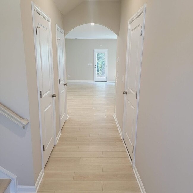 Building Photo - End Unit; 3Br/2.5BA Townhouse