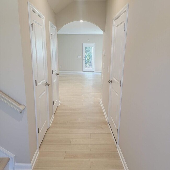 Foto del edificio - End Unit; 3Br/2.5BA Townhouse