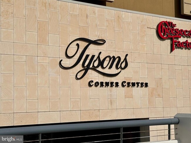 Building Photo - 2113 Chain Bridge Rd