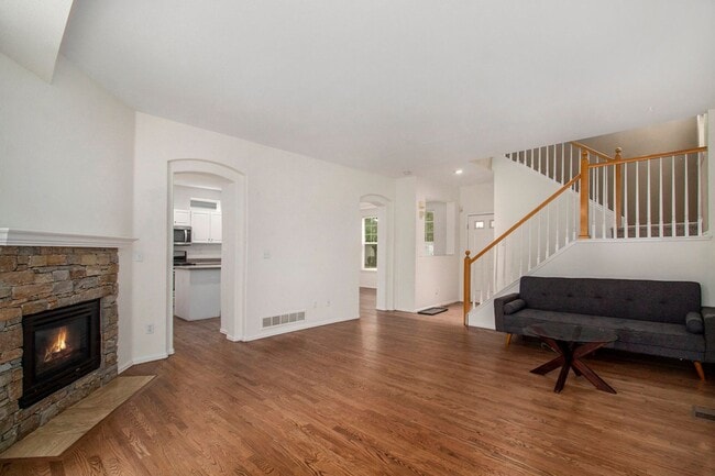 Building Photo - Available NOW! 4-Bedroom in one of Denver’...