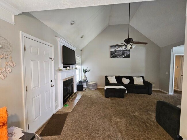 Building Photo - 692 Winding Bluff Way