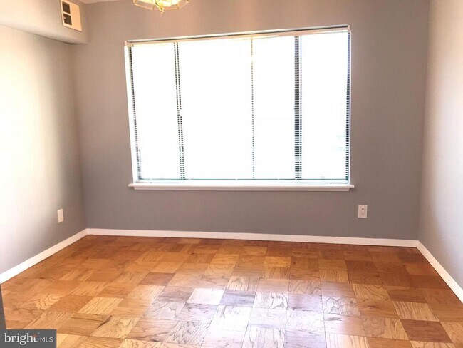 Foto del edificio - 11423 Commonwealth Dr