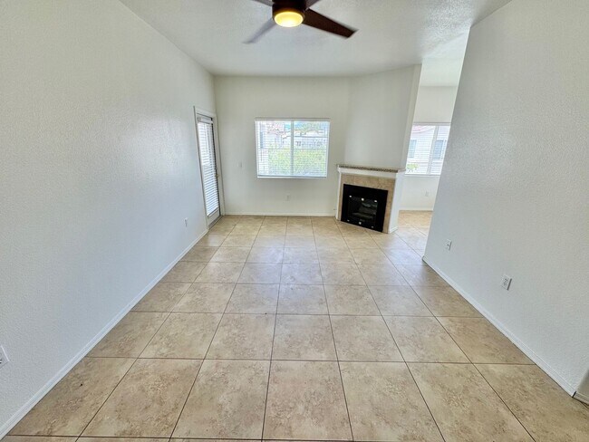 Foto del edificio - SPACIOUS 3 BEDROOM, 2 BATHROOM UPGRADED CO...