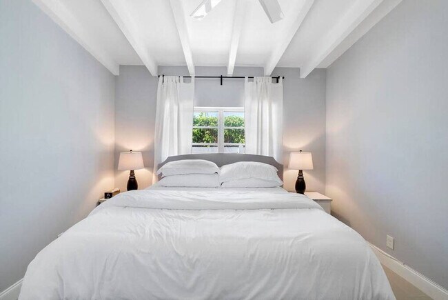 Foto del edificio - 2407 NE 33rd Ave