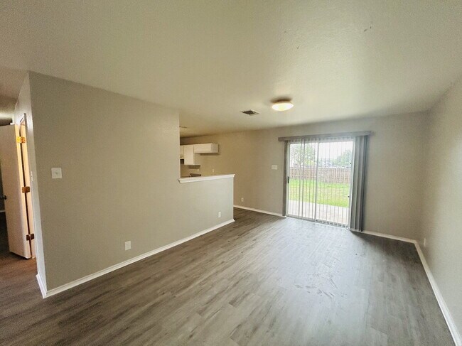 Foto del edificio - Affordable 5 Bedroom Newly Listed