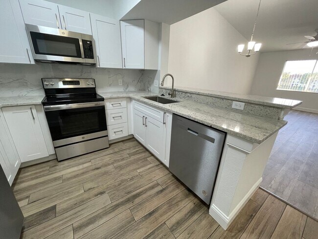 Foto del edificio - ANNUAL RENTAL - KEY ROYAL-2 BED 1 BATH THI...