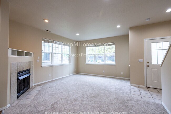 Foto del edificio - Wonderful Three Bedroom End-Unit Townhome ...