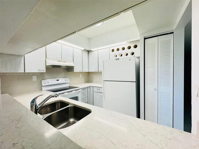 Building Photo - 13290 SW 88th Ln