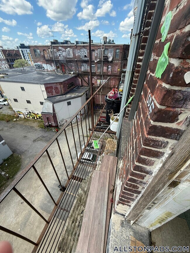 Building Photo - 9 Linden St