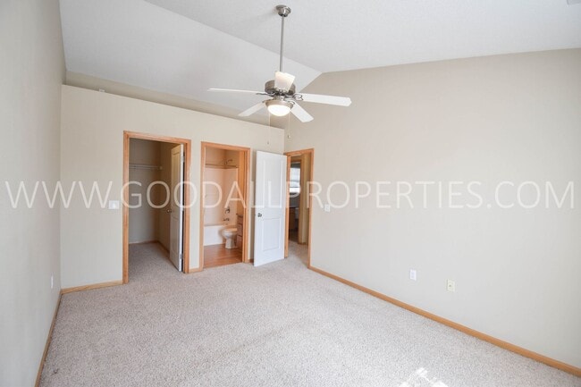 Foto del edificio - 2 Bedroom, 2 1/2 Bath Townhome in Urbandale