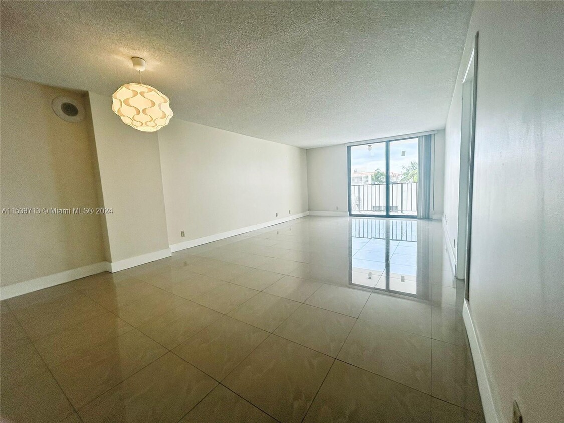 Primary Photo - 2625 Collins Ave