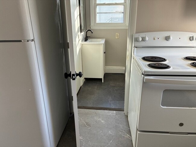 Building Photo - 102 Pleasant St