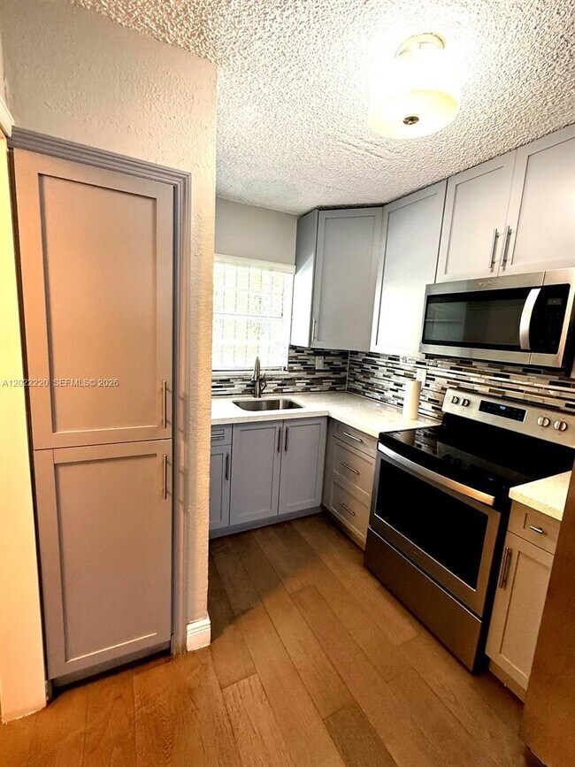 Building Photo - 1635 W 44th Pl
