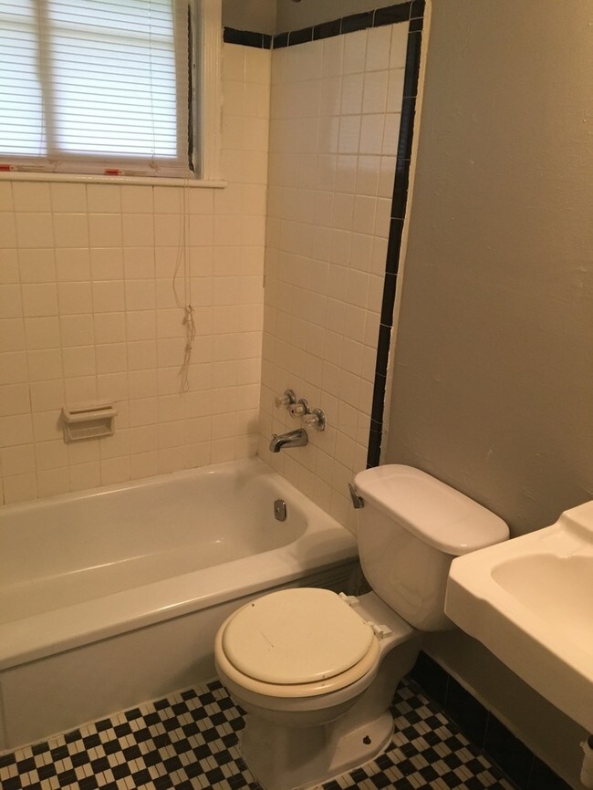 Foto del edificio - Three Bed One Bath Home for Rent