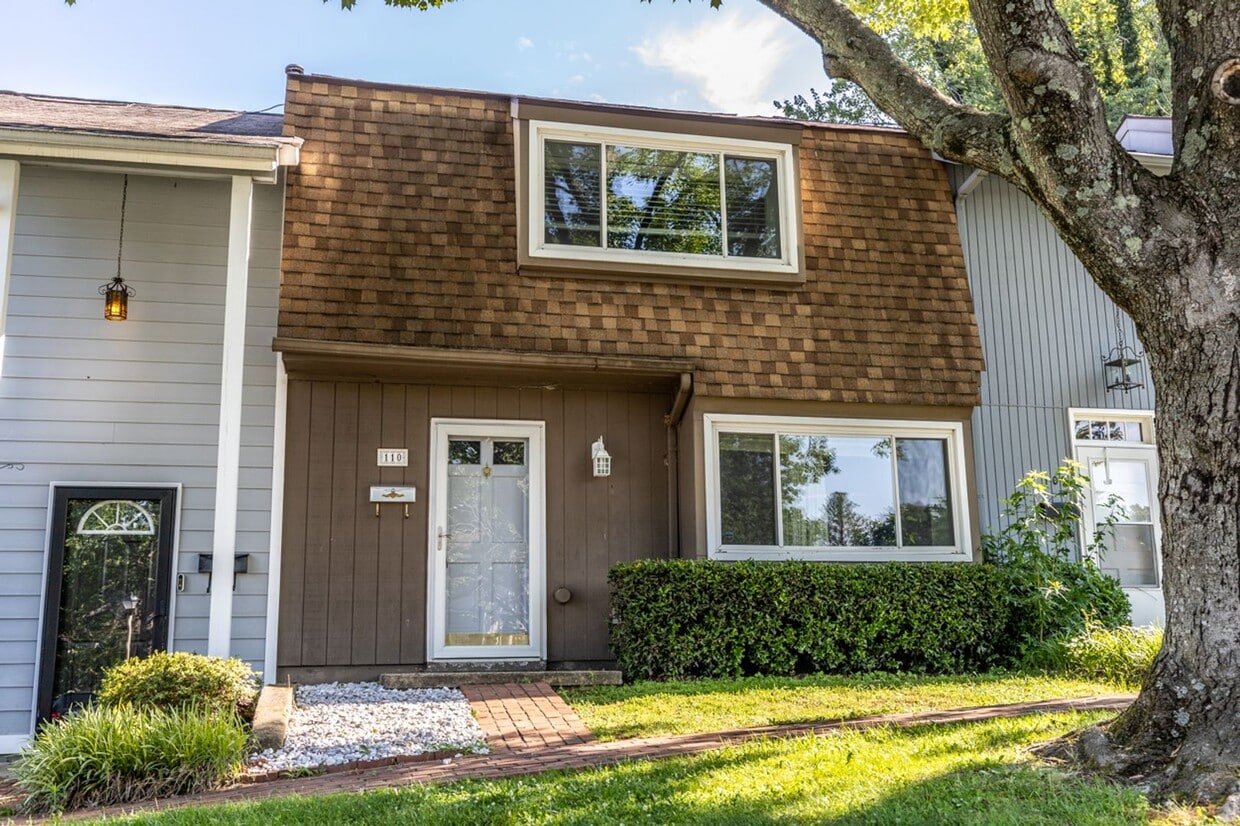 Photo - 110 Woodlake Drive - Four Seasons Townhome!